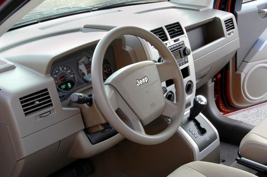  Jeep Compass Sport 4x2 2008 года  (фото 19 из 33)